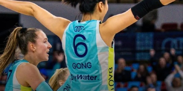 开云APP-龚翔宇带伤出阵，麦迪逊女排首败！但她仍然砍下11分|奥斯汀|自由人|美国女排|失误|比赛_新浪新闻