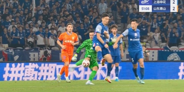 比赛第51分钟，王大雷开球时遭蒋圣龙犯规，蒋圣龙吃到黄牌