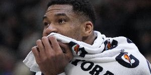 开云下载-字母哥缺席！里弗斯：完全没料到 他早上给我发短信我才知道